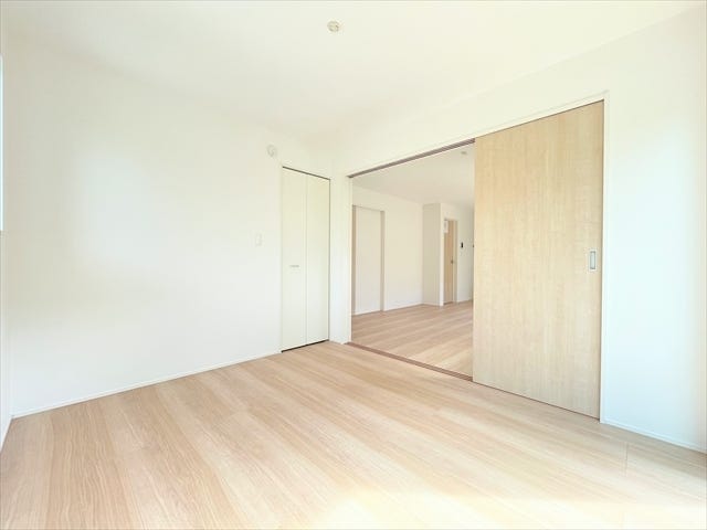 リビングとつながるお部屋は、
お客さまが遊びに来た時にも使えますし、
ちょっと疲れた時にお昼寝できるのもうれしいですね。