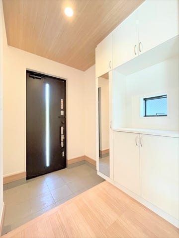 玄関には収納棚が設置されています。
家族全員分の靴など片付けておけるので
スッキリとした空間を保てます◎