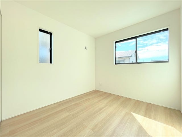 2面の窓からしっかり採光を感じることができます。
起床したら、空気の入れ替えなどで1日を始めてもいいですね。