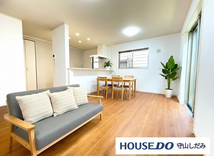 【リビング】
【家具配置イメージ/リビング】光が優しく差し込む明るいリビング♪最高の家族団らんのお時間をお過ごしいただけます♪ひろびろとしたLDKで、ソファや4人掛けテーブルを置いても使いやすい配置です。