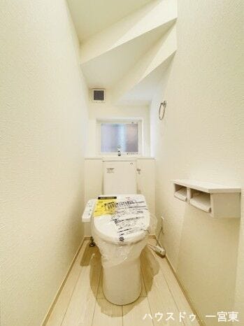 明るく、清潔感のあるトイレです。災害時でも安心のタンク付きトイレを採用しました。1階と2階の2か所にトイレを設けています。