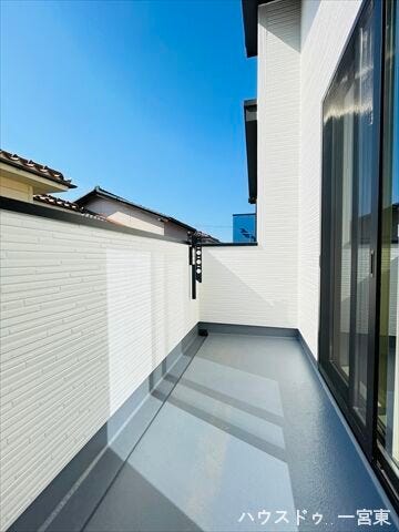 両面にバルコニーを備えており、室内にたっぷり光と風を取り込める開放的な空間を実現。洗濯物も効率よく干せます。