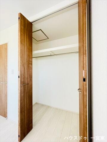 【6帖洋室】
お絵かきや工作、自由研究の作品など、お子様の成長の記録をたっぷりとしまっておける大容量の収納スペースが魅力です♪