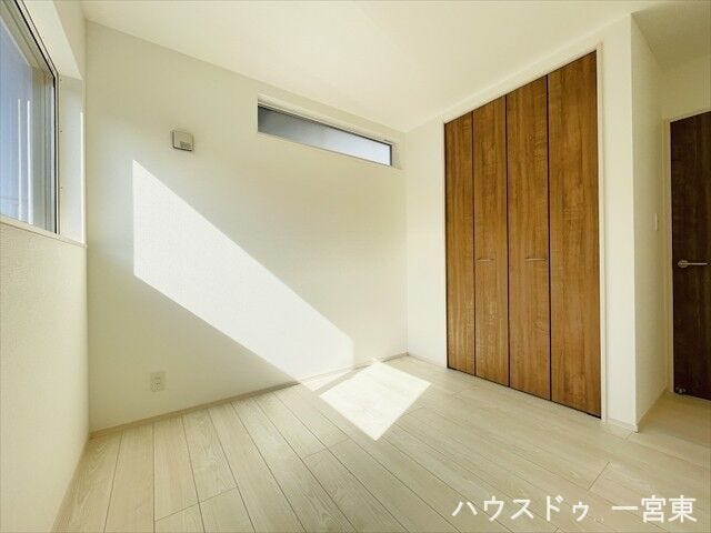 【5帖】
日当たり良好で、南向きの窓からたっぷり光が差し込みます。明るく風通しも良く、毎日を快適に過ごせる住まいです。