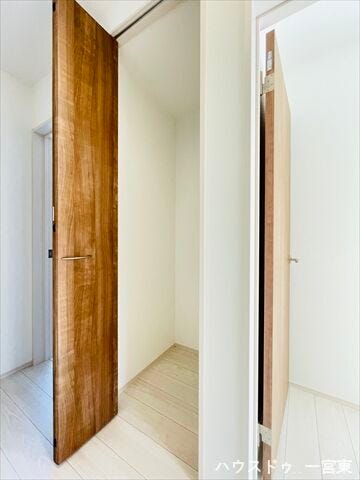 【2階廊下】
あると嬉しい廊下収納は掃除用品を入れたり、各部屋に収まりきらないものを収納したりと重宝します♪