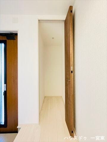 【玄関】
ベビーカーやアウトドア用品など、外で使用するものを玄関ドアの近くに収納できるので便利です。