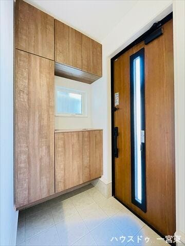 大型の玄関収納には小物を飾るスペースがあります。季節ごとに小物を変えたりとアレンジ次第でさらにオシャレな玄関になります!