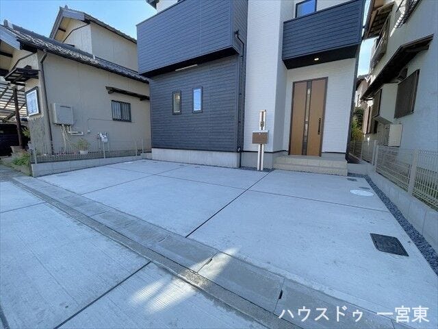 駐車スペースが十分に広く確保されているので、車の運転や駐車があまり得意でない方でも安心して停められ、日々の暮らしも快適です。