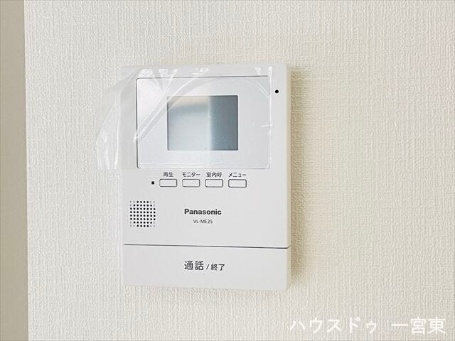 【モニター付きインターホン】
インターホンにモニターが付いているので、玄関まで行かずに来客の対応が出来ます!