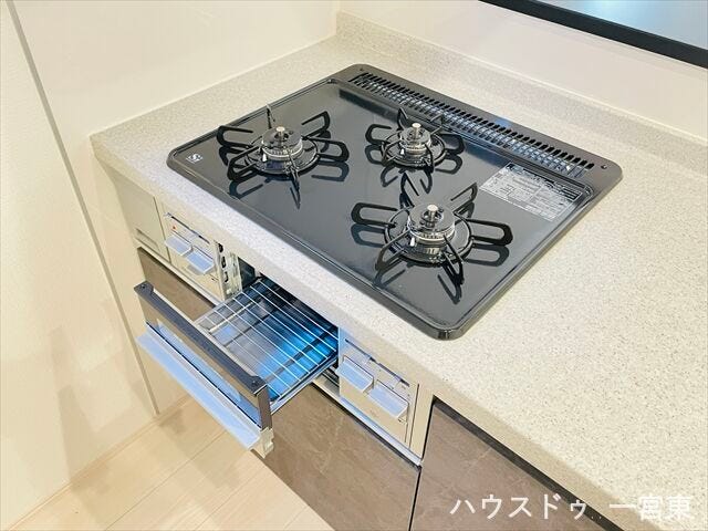 【コンロ】
3種類の同時調理が可能な3口コンロも標準装備です!奥様には嬉しい機能ですね。鍋も楽々置くことができます!