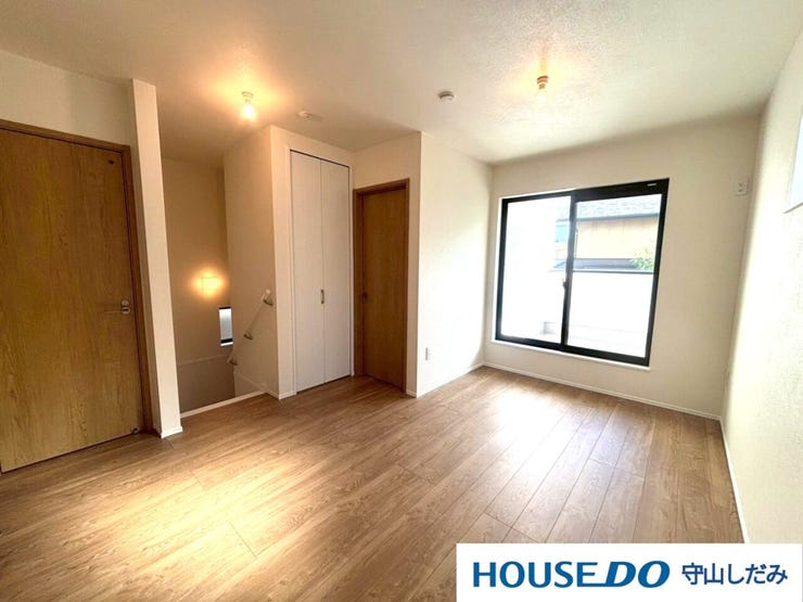 【洋室】明るい雰囲気の洋室です。広々とした明るいお部屋で、陽射しもたっぷり入ってきます。収納もご夫婦の衣類がたっぷり収納できるクローゼットがございます。ご夫婦のご主寝室にいかがでしょうか♪