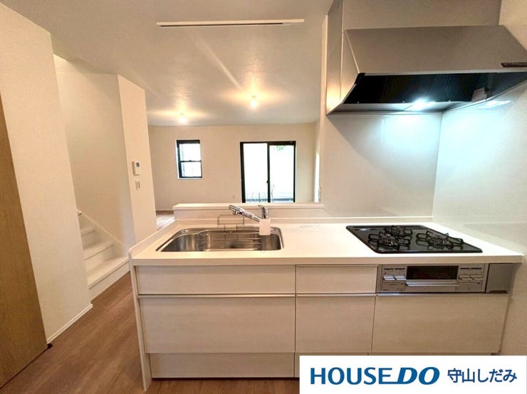 【キッチン】収納豊富ですっきりとしたキッチンを保てそうです♪お手入れも簡単なので綺麗を保てます。3口コンロ付きなので同時調理ができ、時短調理につながります。忙しい日々もストレスなくお料理できそうです。