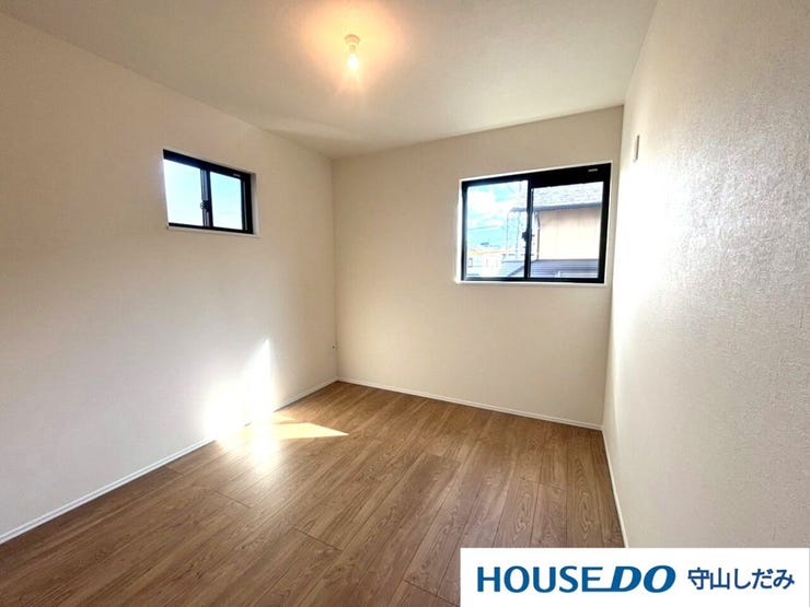 【洋室】丁度いいサイズの洋室です。トレンドになりつつあるのが、広過ぎず、快適すぎない子ども部屋。勉強と寝るだけの部屋にすることで閉じこもりがなくなり、リビングで過ごす時間が増えると言われています。