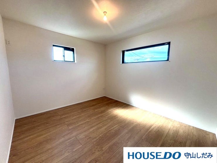 【洋室】多数の洋室があるため、それぞれ各部屋でプライベート空間をお楽しみいただけます。収納も完備しているのですっきりとしたお部屋でお寛ぎいただけます。2面採光のため、日当たりも良好です!