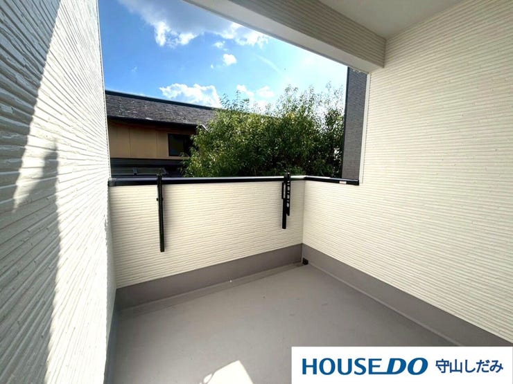 【ワイドバルコニー】広がる空間、広がる暮らし。ワイドバルコニーなら、通常のバルコニーでは味わえない開放感を楽しめます。広いスペースで洗濯物が楽々なだけでなく、リラックスした時間を過ごす場所にも最適です