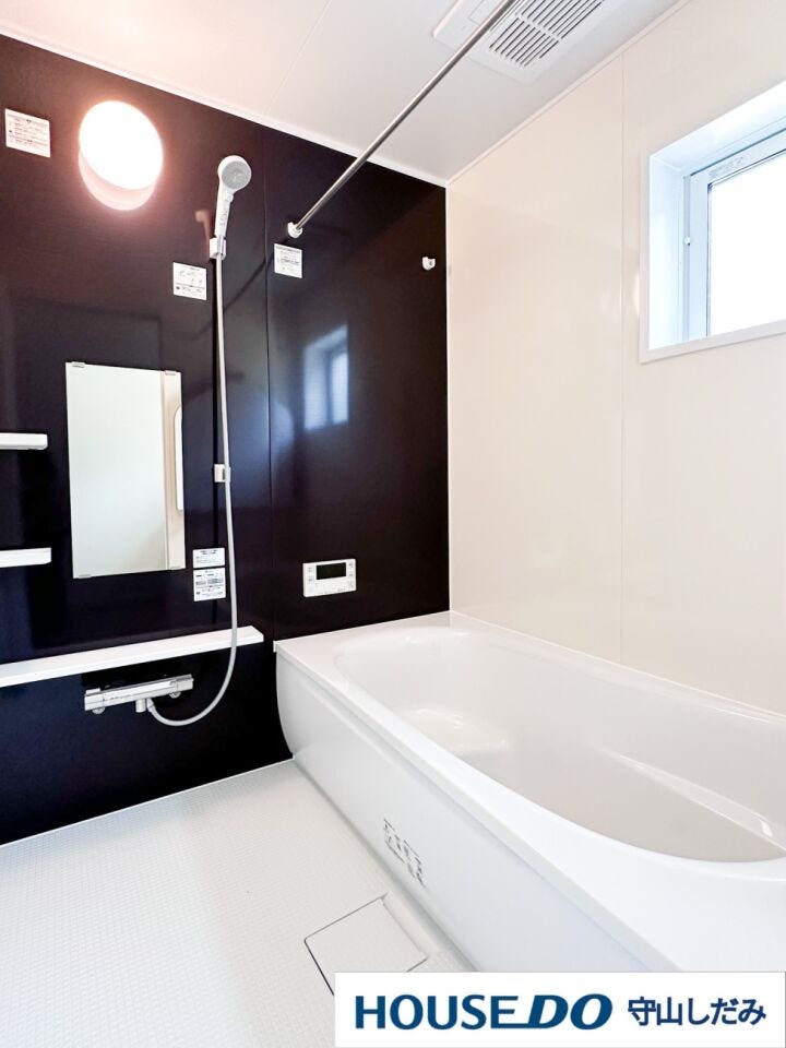 【浴室】落ち着いた印象の浴室です。ゆっくりお風呂に入って1日の疲れを癒したいですね♪浴室乾燥暖房機能が標準装備なので、年中快適に過ごせそうです。雨の日や花粉の季節のお洗濯物も乾かしてくれます♪