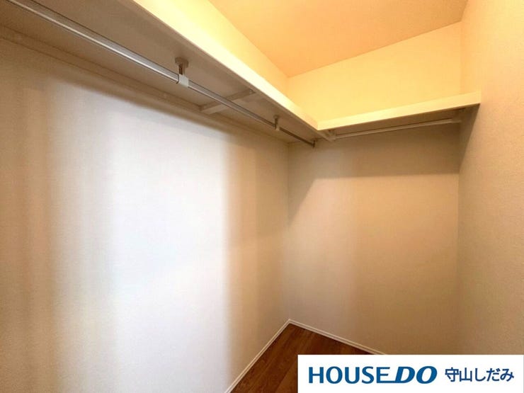 【ウォークインクローゼット】広々とした空間で、収納力アップ!洋服やアクセサリーが整理整頓しやすく、毎日のコーディネートもスムーズに。お部屋がすっきり片付き、快適空間でストレスフリーな生活が楽しめます。