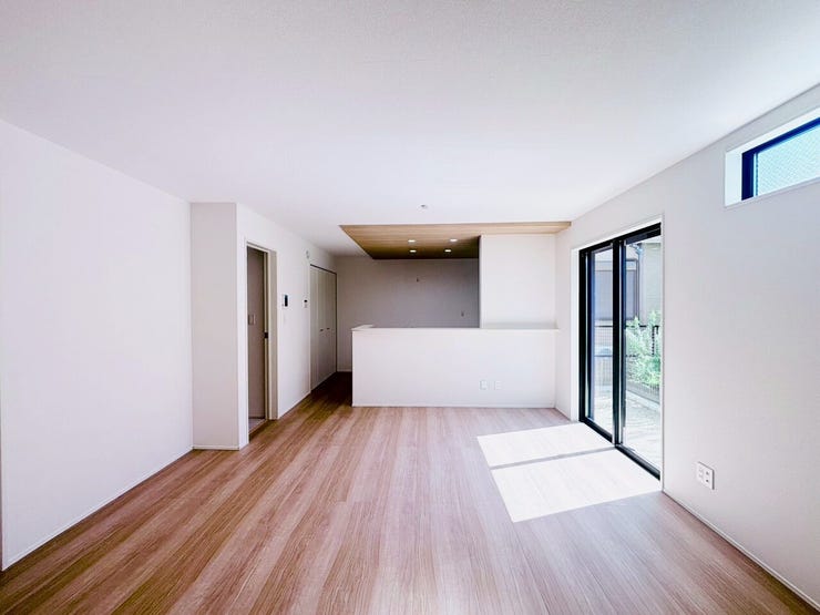 縦長のリビングはどこにいてもLDK全体が見渡しやすく、ぱっと見て室内の様子が把握できるため小さなお子様がいるご家庭でも安心です!