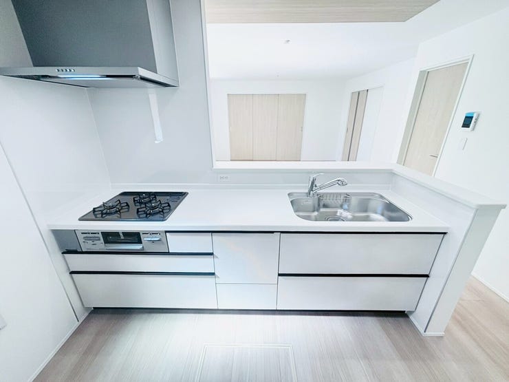 カウンターキッチンはリビング・ダイニングにいる家族の様子を見ながら調理できるのでお子様がいるご家庭にもおすすめです♪