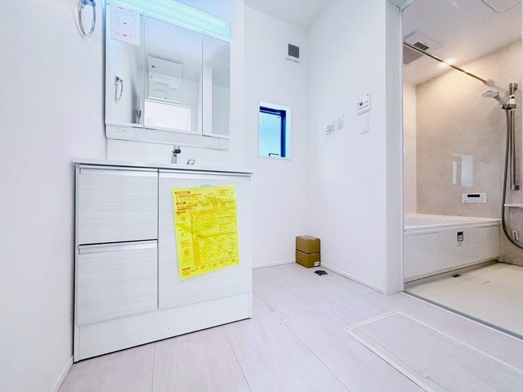 洗面所に窓があることで換気がしやすく、日中は照明がなくても十分な明るさを確保できます!