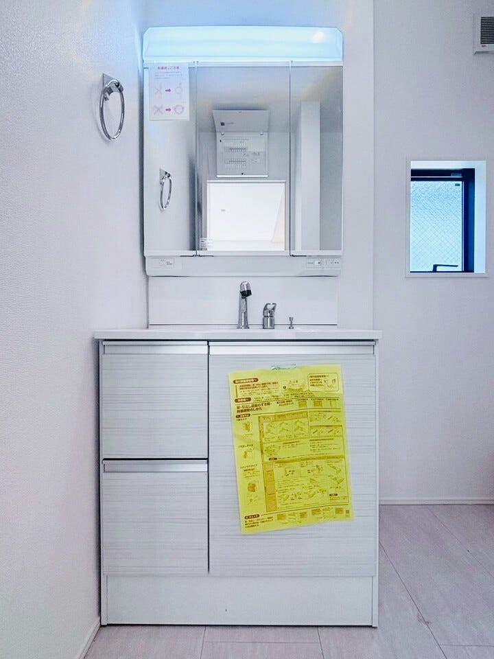 高い位置に水栓があり、水垢が付きにくい洗面台です!お掃除がとっても楽になります♪