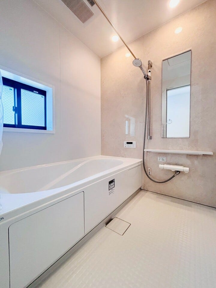 浴室に物干し竿があるため室内で洗濯物を干すことができ、 雨の日や寒い季節など、外に干すことが難しい場合に重宝します!
