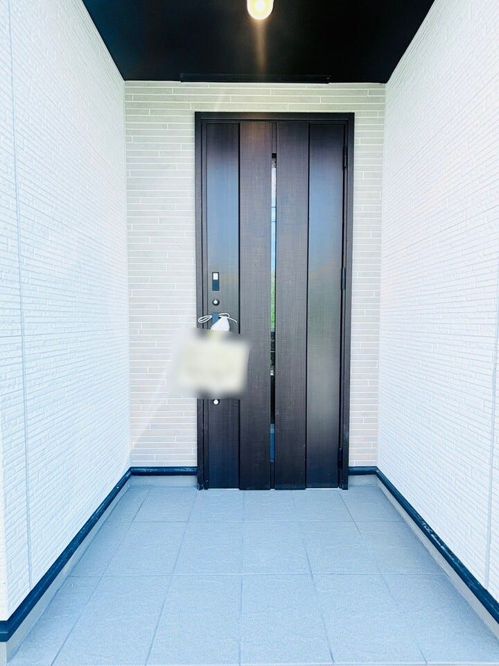 ガラス付きの玄関ドアはガラス部分から自然光が入るため、玄関が明るくなり、日中は照明を使わずに済むこともあります!