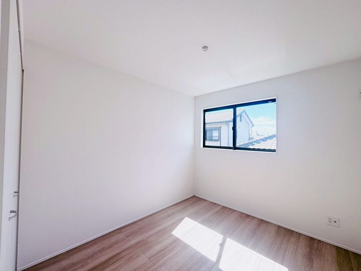 コンパクトなデスクとチェアを置いて、自宅での作業や勉強のための集中スペースとしても活用できます!