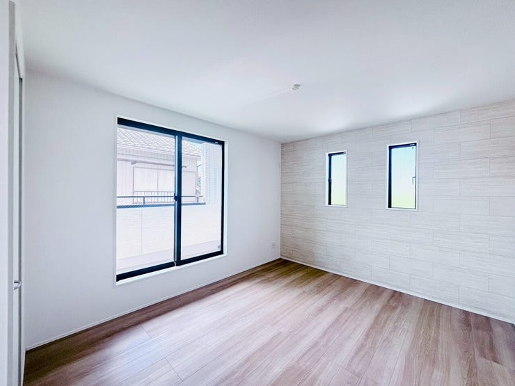 スタイリッシュで高級感のある雰囲気が漂うアクセントクロス♪
ダブルベッドやクイーンサイズベッドを置いても余裕があり、快適な寝室として利用可能です♪