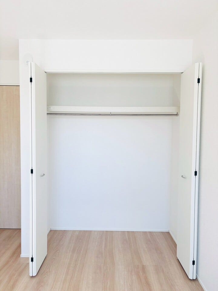 扉付きのクローゼットは中を隠せるため、生活感を抑えた洗練された印象を保ちやすいです!