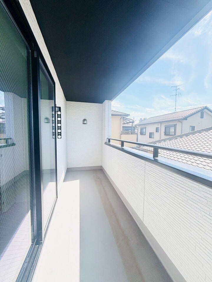 南に面したバルコニーは陽当りがよく洗濯物が乾きやすいです♪