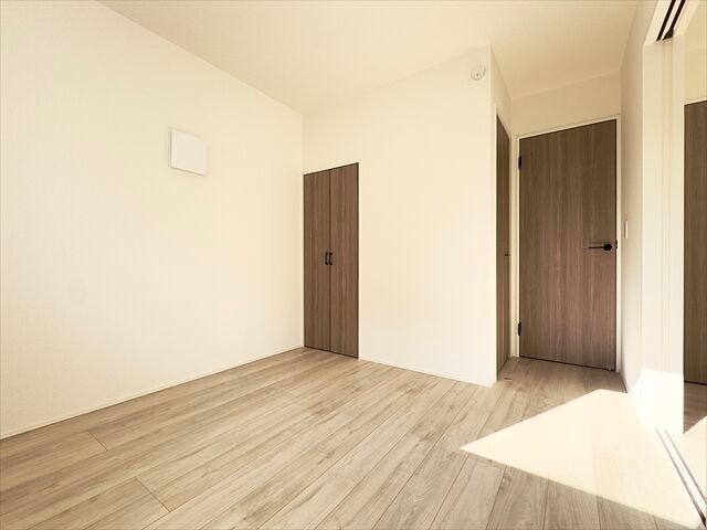 5帖洋室:収納スペースがあるのでコンパクトなお部屋ですがスッキリと片付けることができ、お部屋を広くお使いいただけます。