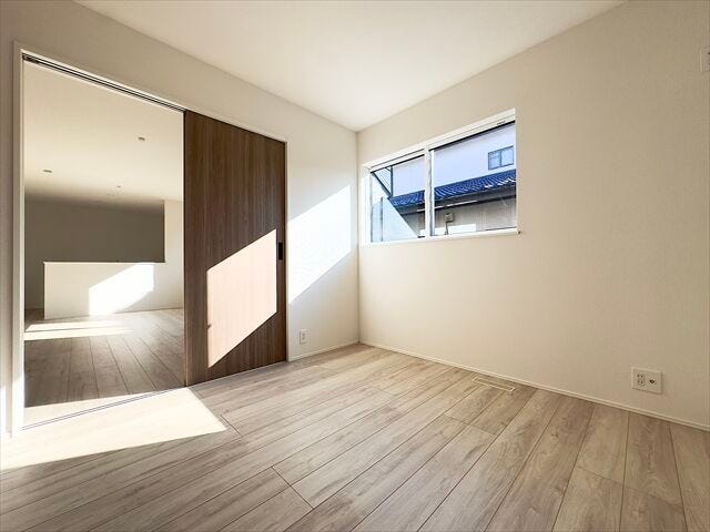 5帖洋室:LDKに隣接していて、普段はお子様の遊び場やお昼寝のスペースとしてお使いいただけます。来客時には寝室としてお使いいただけます。