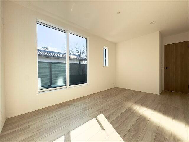 7.2帖洋室:バルコニーへ出入りのできる洋室。大型の寝具なども直接バルコニーで干すこともできますね。