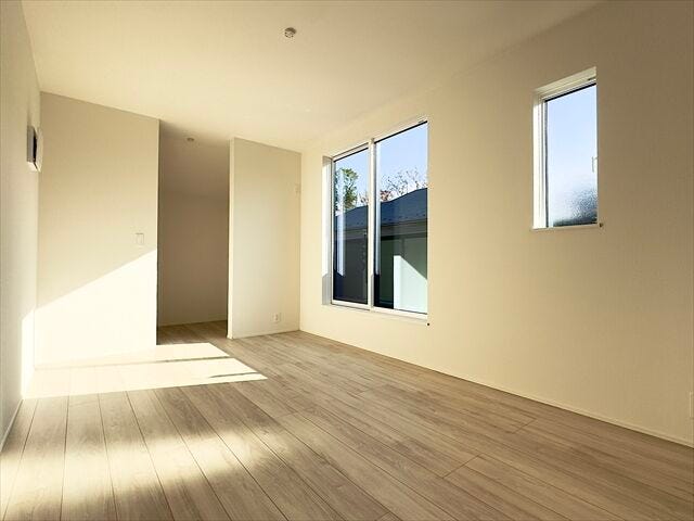 7.2帖洋室:ウォークインクローゼット付きの洋室です。木の優しい肌触りのフローリングがリラックスできる空間を演出しています。