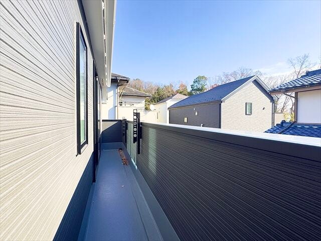 バルコニー:広めなのでたくさんのお洗濯も一度に干すことができそうです。