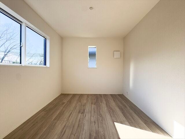 間取り図南側6帖洋室:大きな窓からたっぷりの日差しが入り、明るいお部屋になっています。