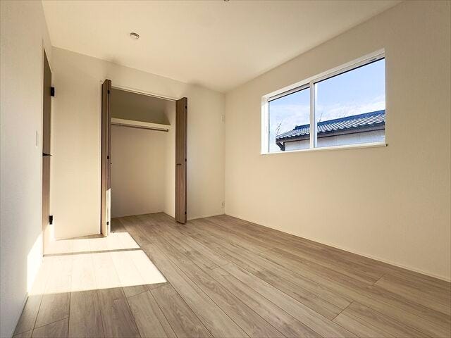 間取り図南側6帖洋室:収納がしっかりあるので、お部屋を広くお使いただけます。小物なども収納できるのでレイアウトも楽しむことができそうです。