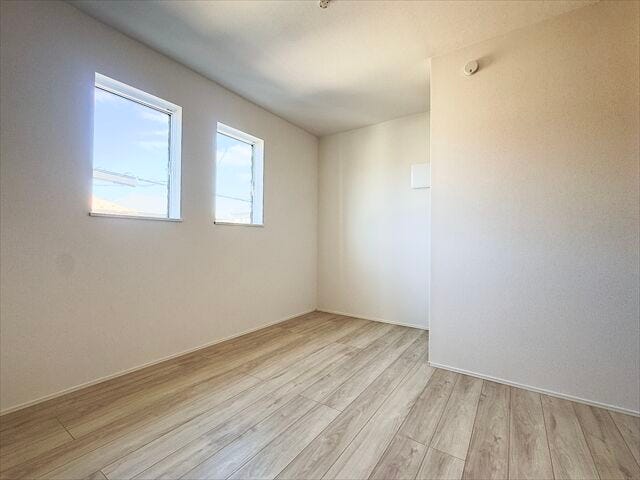 間取り図北側6帖洋室:北側にあるお部屋ですが、たっぷりと日差しが降り注ぐので明るい空間になっています。プライベートの時間も気持ちよく過ごすことができます。