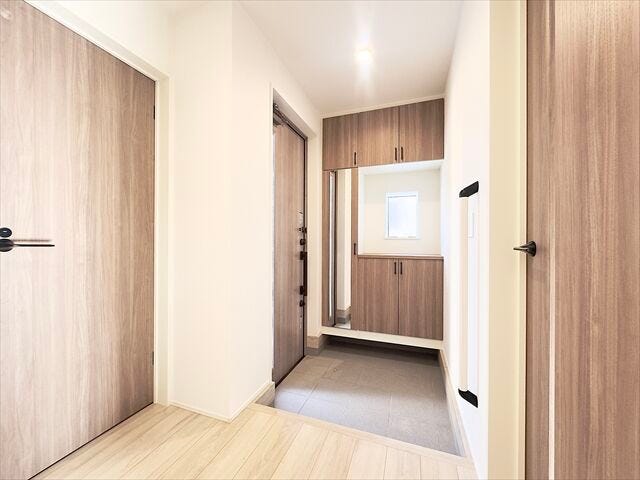 玄関:下駄箱には大きめの鏡がついているので、お出かけ前に靴をはいた状態で全身のチェックができますね。下の方に空間があるのでいつもの靴を置いたりできそうです。