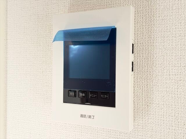 モニター付きインターホン:訪問者の顔を確認できるので防犯の効果が高まり暮らしに安心を与えてくれます。
