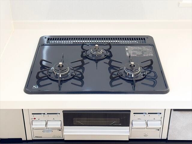 キッチン:3口ガスコンロなので一度に同時調理ができ、ご飯の準備もすぐにできそうです。