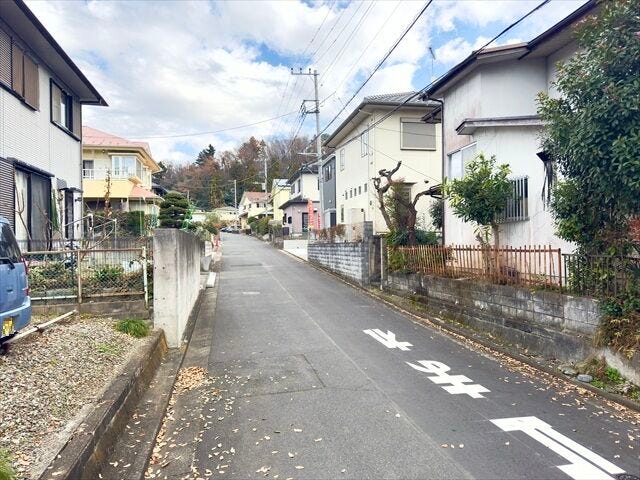 【北側 前面道路】幅員約6mの前面道路です。道路幅にゆとりがあるので、車種を選びません。大きめの車を乗りたい方にもオススメです。
