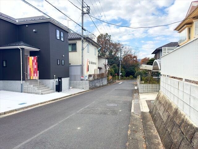 【北側 前面道路】幅員約6mの前面道路です。車がすれ違うのに十分な道幅です。車が2台と通行人も通れる幅となっています。