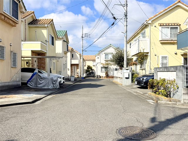 【北東側 前面道路】幅員約5mの前面道路です。お子様と手を繋いで歩いている横を車が通り抜けれる道幅となっています。安心してお子様と一緒にお出掛けする事が出来ます。