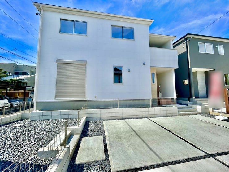 ◇駐車場◇
駐車スペースは並列3台可能です。来客時や、将来、車を買い足す場合にも安心です。ゆとりある駐車スペースは生活スタイルに合わせて柔軟に対応できますね。自転車やバイクなども置いていただけます。