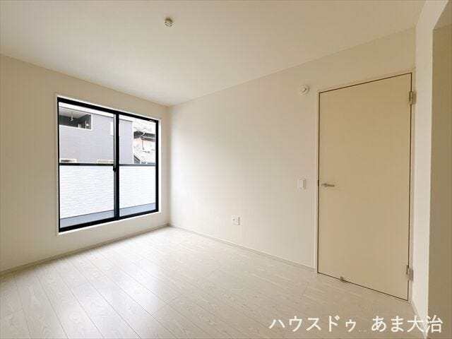 北洋室は一日を通して安定した明るさを確保できるお部屋。直射日光を避ける事ができるので家具等の色があせる心配もなさそうですね。