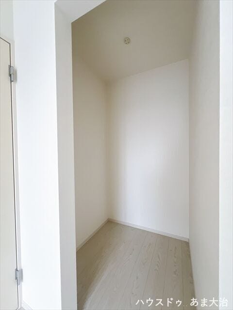 WICは衣装ケース等を設置して使いやすいようアレンジが可能◎