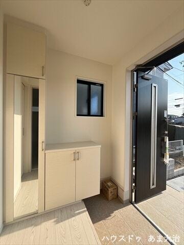 全身鏡付きの玄関収納で、お出かけ前に身だしなみのチェックができます!お出かけもより楽しくなりそうですね。