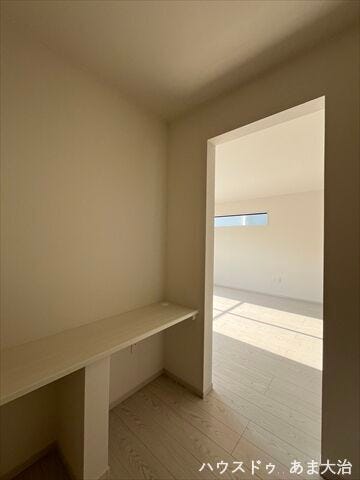 リビング内に納戸のある造りです。収納スペースとしても、書斎としても、幅広くご利用いただけそうです。